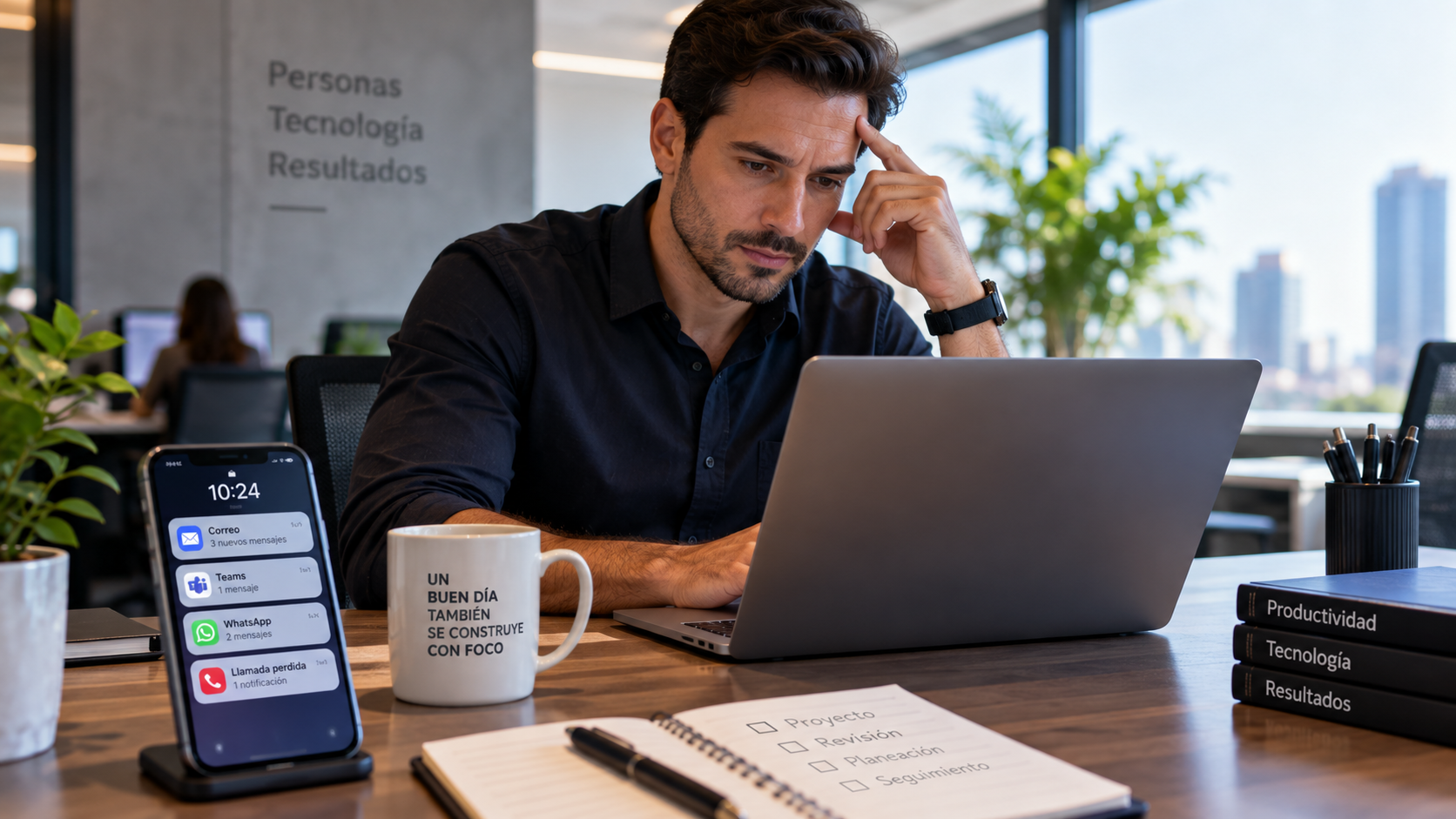 Profesional trabajando mientras recibe múltiples notificaciones y mensajes